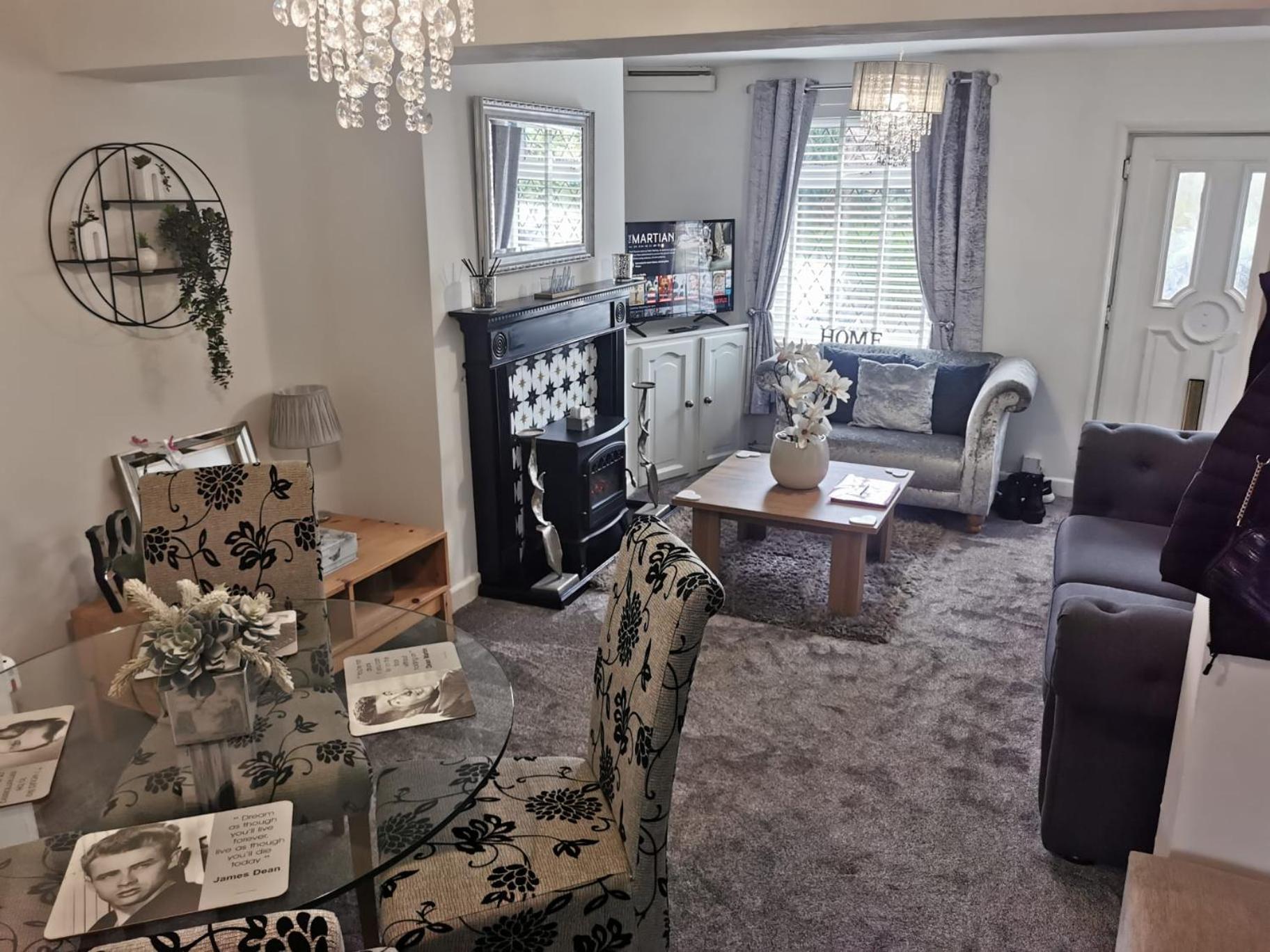Stunning 2-Bed House In Macclesfield Cheshire Villa Exterior photo